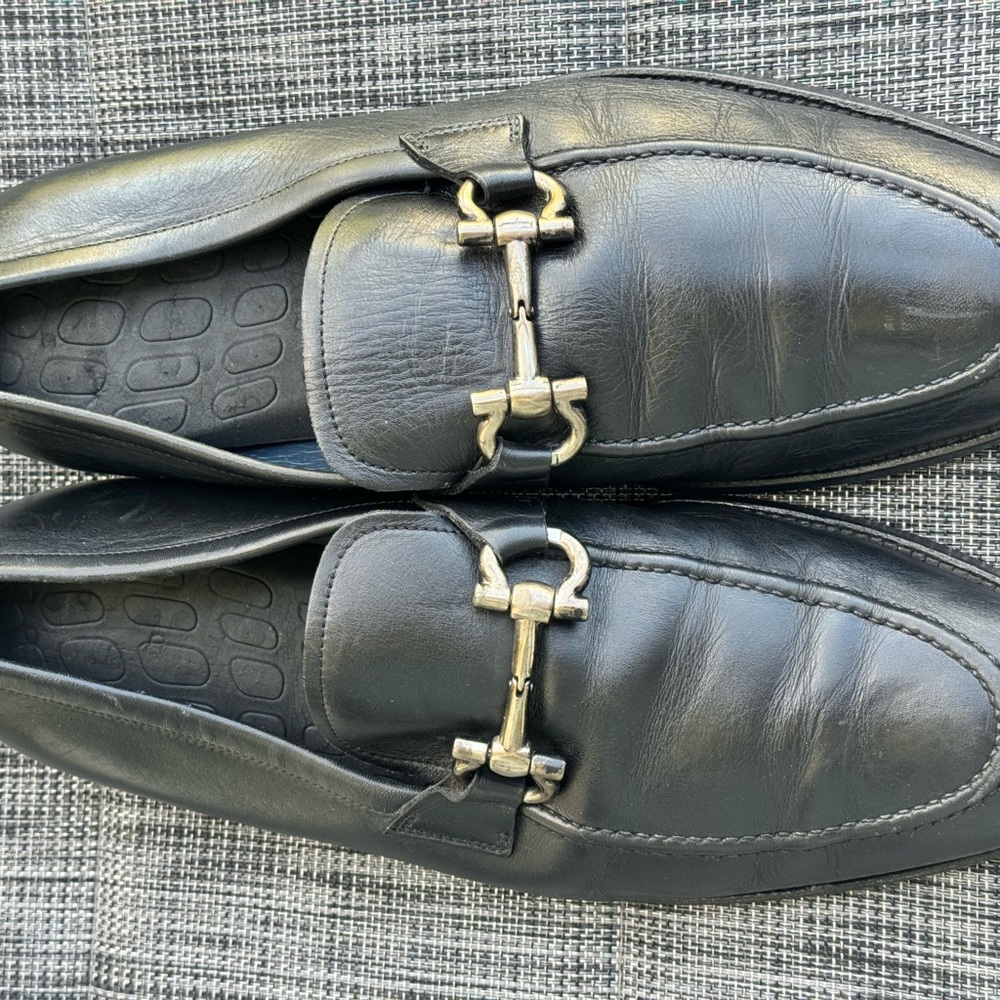 🎬 Salvatore Ferragamo Black Leather Loafers with Gold Accent